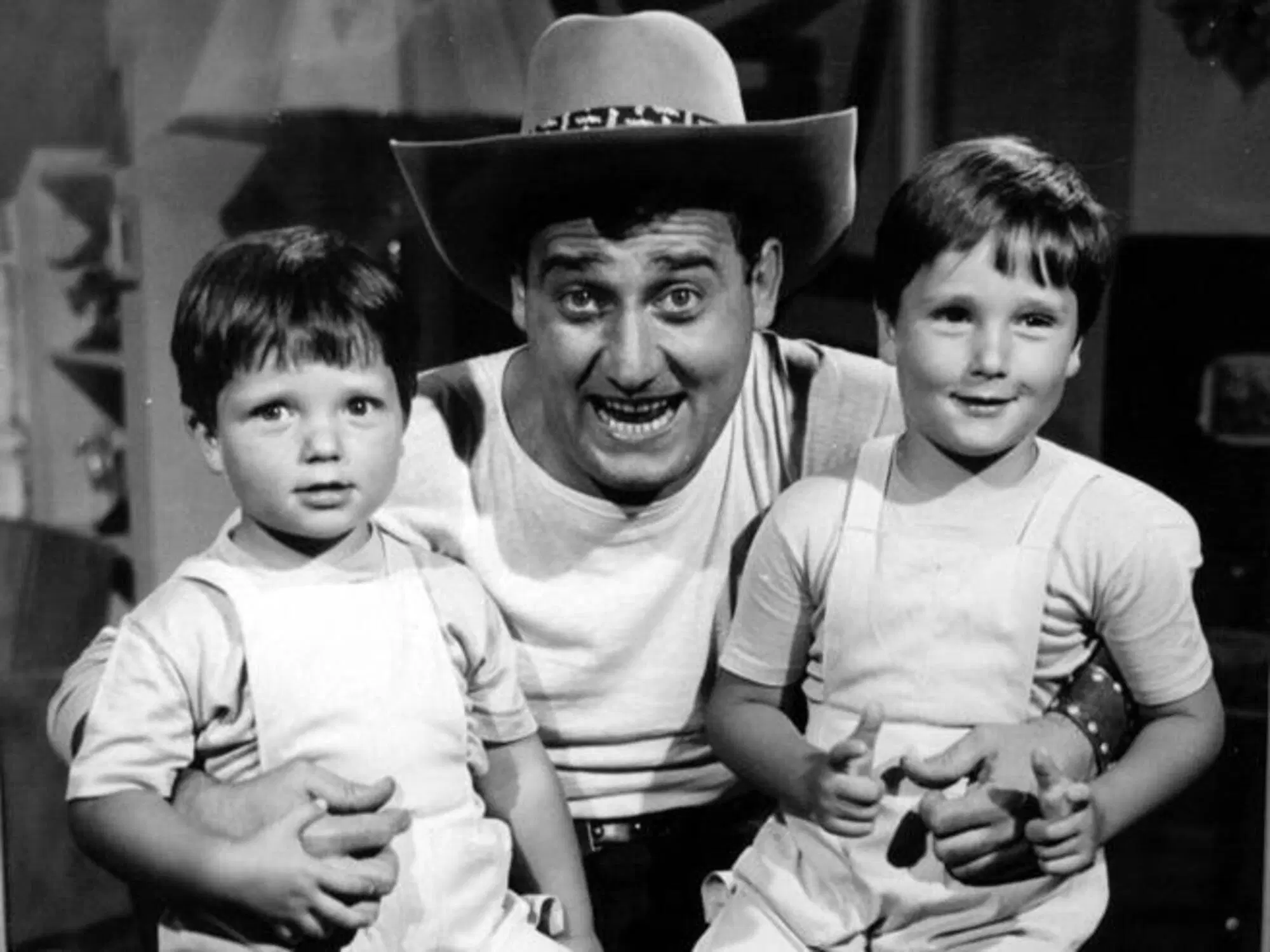 20220723 162335144 6974Enrico e Carlo Vanzina insieme ad Alberto Sordi sul set del film "Un americano a Roma"