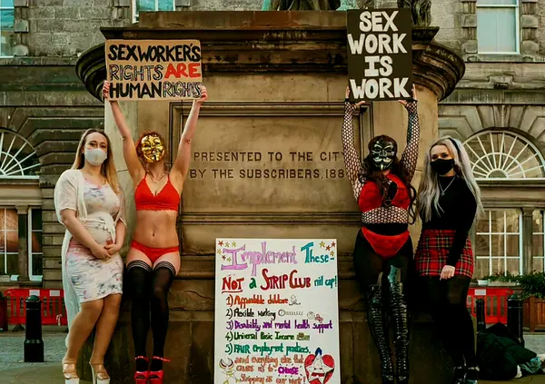 Spogliarelliste ma vestite, lo strano caso delle sex worker di Edimburgo