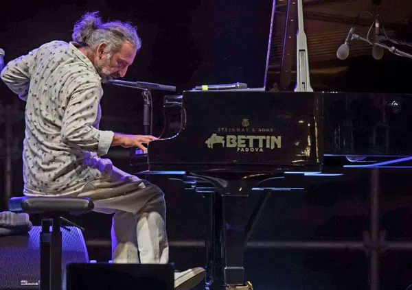 Ecco perch&eacute; da sosia di Stefano Bollani, scambiato per l'originale, &ldquo;rischio&rdquo; pure pranzi gratis...