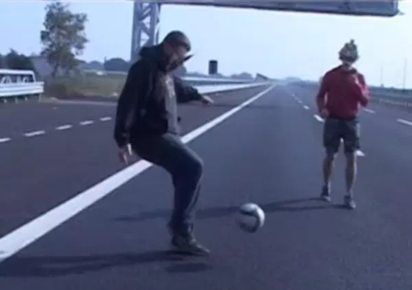 Partita a calcio tra le auto in coda sull'A1: un ragazzo viene investito sulla corsia di emergenza