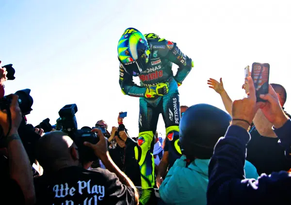 Valentino Rossi, all&rsquo;asta l&rsquo;ultima bandiera a scacchi della sua carriera firmata da Ronaldo