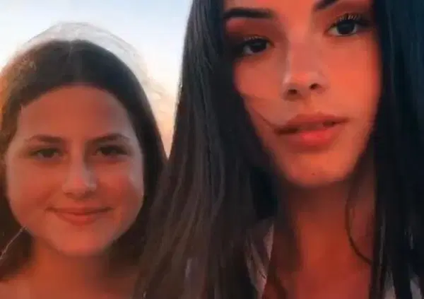 Due sorelle muoiono investite da un treno. Ma cosa ci facevano sui binari? Un testimone: "Quando le ho viste ho urlato"