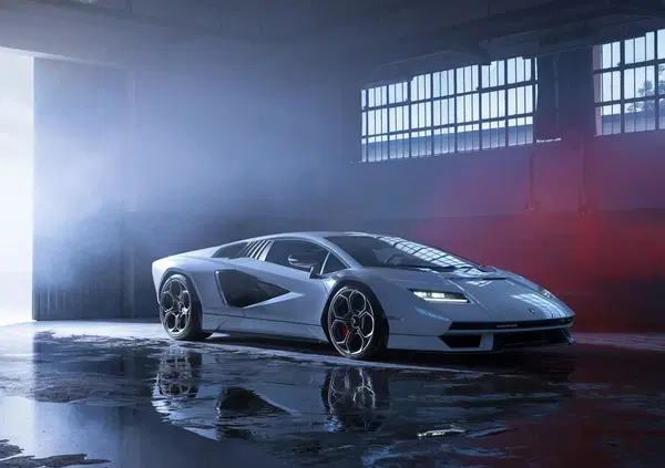 Esce la nuova Lamborghini Countach, Jeremy Clarkson: "Hanno realizzato un'altra auto da poster"