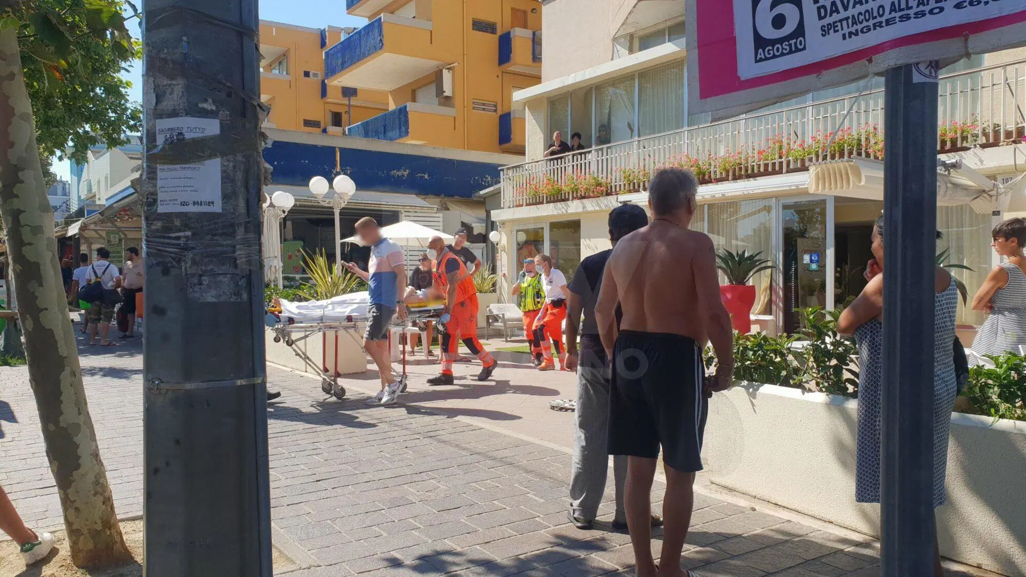 I soccorsi a una delle vittime dell'investimento