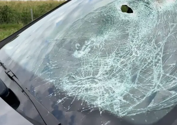 Torna l&rsquo;incubo dei sassi lanciati contro le macchine in autostrada: 30 veicoli colpiti. Egiziano fermato dalla polizia con il taser [VIDEO]
