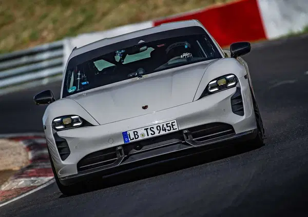 Ciao ciao Musk, la Porsche supera la Tesla come auto elettrica pi&ugrave; veloce del mondo [VIDEO]