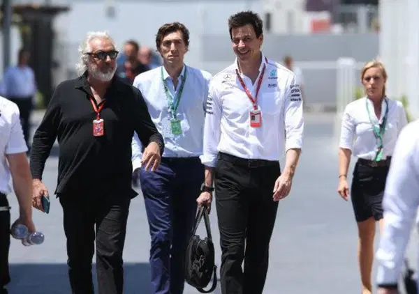 Cosa ci fanno insieme Briatore, Wolff e Domenicali? Ecco la foto che fa insospettire i tifosi
