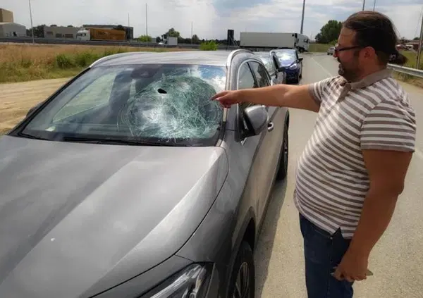 Sassi contro le macchine in autostrada: la giustificazione dell&rsquo;egiziano &egrave; da non credere