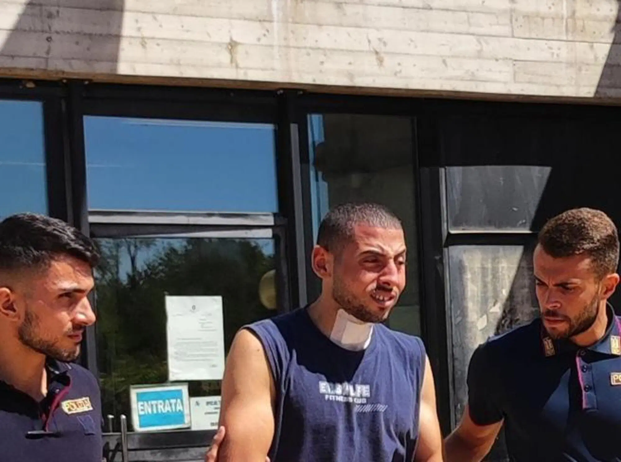 L'egiziano con i poliziotti