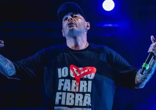 "Fabri Fibra morto in un incidente". Ma stavolta non c'&egrave; il video su Mtv