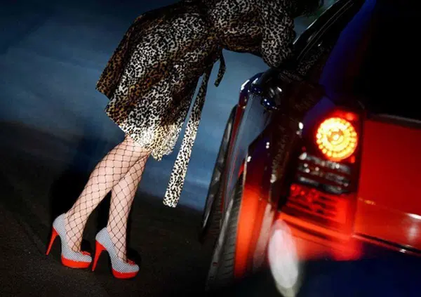 Sesso e alcol in auto con tre prostitute, morto 38enne: ecco cos'&egrave; successo a un uomo di origini cinesi