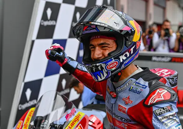 Enea Bastianini, il Team Gresini e quel vecchio drago di Carlo Pernat ci hanno dimostrato come si fanno le corse