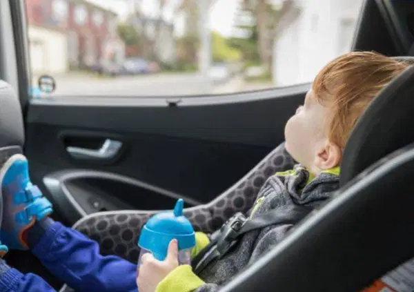 Chiudono il bimbo in auto e lo abbandonano: dispersi i genitori