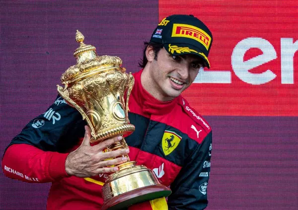 Carlos Sainz meglio di Charles Leclerc: gli spagnoli non hanno dubbi e c'&egrave; una statistica dalla loro parte