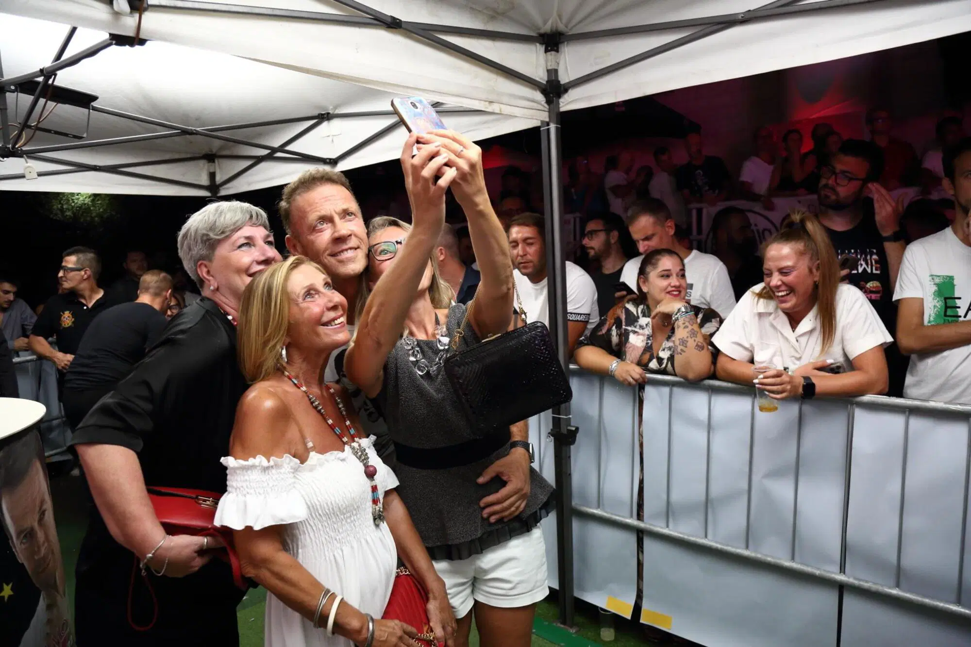 Rocco "selfato" tra le donne al BergamoSex