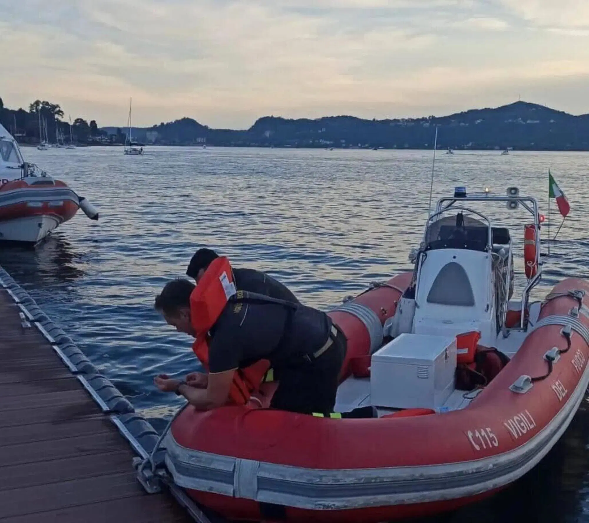 20220829 120148628 8784I vigili del fuoco che prestano soccorso dopo l'incidente sul lago Maggiore
