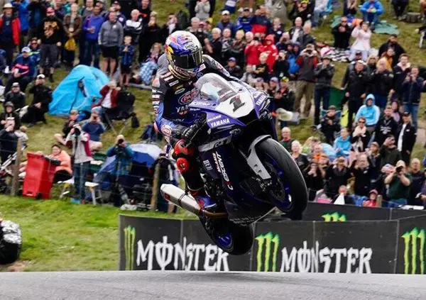 Ok, ma l&rsquo;avete visto il volo di Razgatlioglu a Cadwell Park? [VIDEO]
