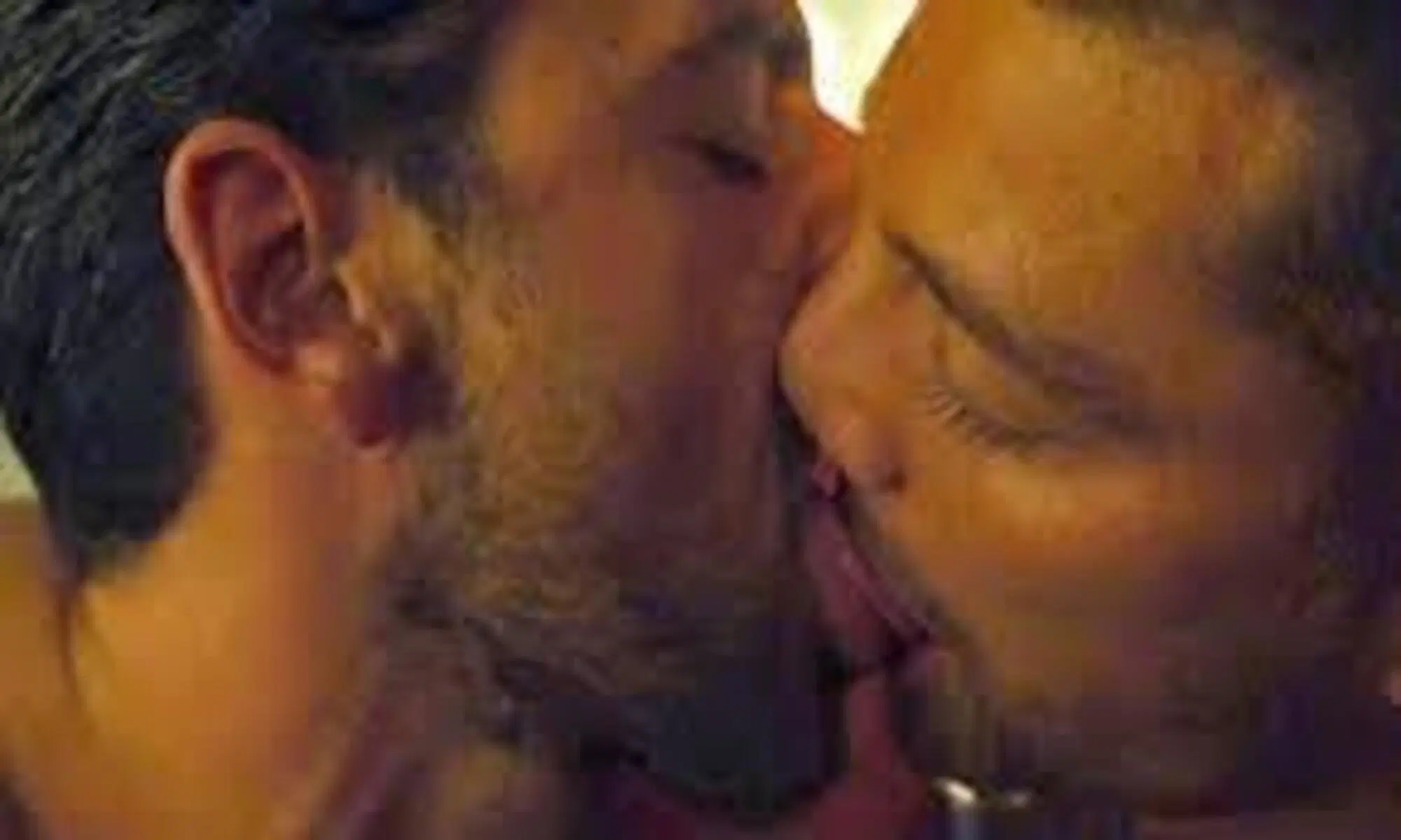 20220901 232621595 2560Simone Susinna e il bacio con Michele Morrone in 'Altri 365 giorni'