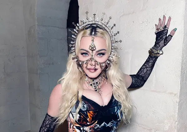 Il nuovo fidanzato di Madonna, il sedere di Damiano David, tutte pazze per Can Yaman, il ritorno di Eleonora Giorgi in tv, Benedetta Mazzini fa la guida per safari, il bacio tra Susinna e Morrone e&hellip; a tutto gossip con Alessi