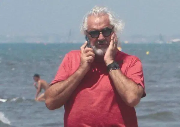 Flavio Briatore con il suo yacht salva un centinaio di migranti: "Trattati peggio delle bestie"