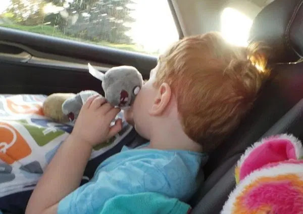 Fa sedere il figlio nell'auto sbagliata e il mezzo si allontana: panico nel parcheggio del supermercato