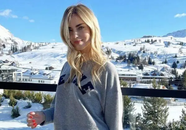 La Ferragni e l'aperitivo sul ghiacciaio in elicottero: ma non era ambientalista? Altro che diesel...