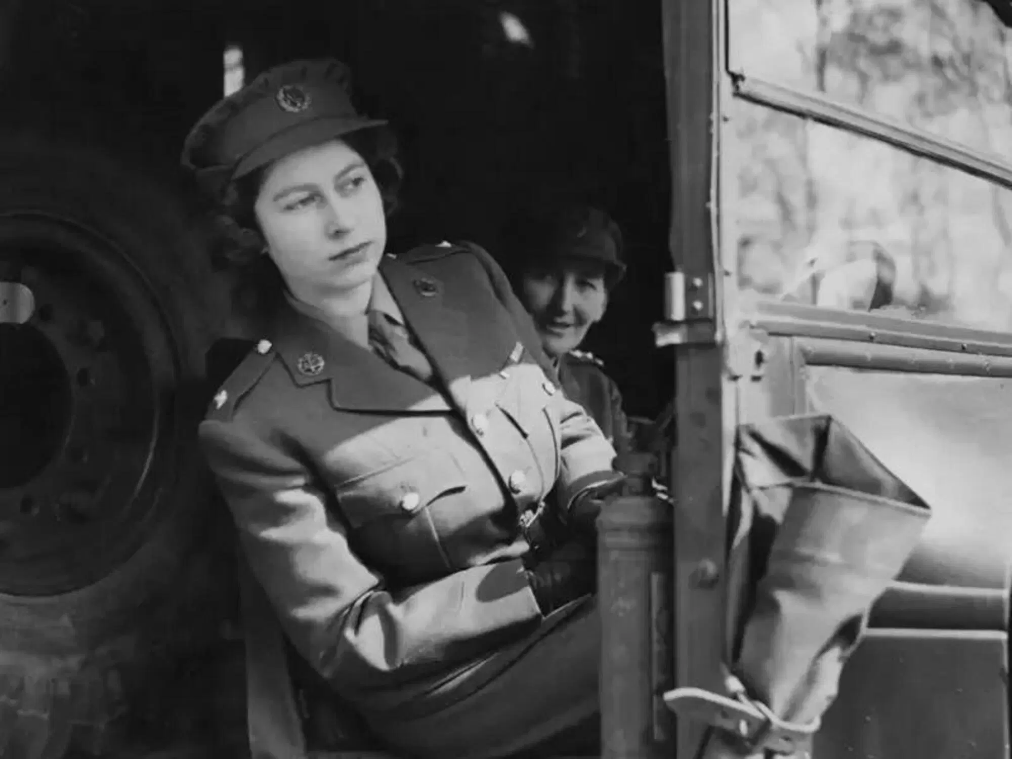 20220909 135249634 7502La principessa Elisabetta mentre guida un'ambulanza nel 1945