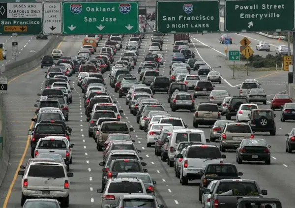 Un incentivo di mille euro per non usare l'auto. L'idea della California pu&ograve; funzionare da noi?