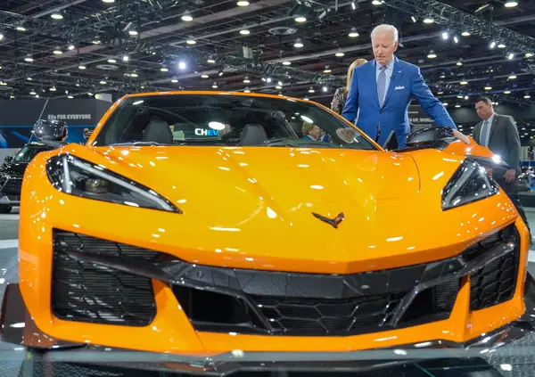 Joe Biden esalta l'elettrico, ma lo fa sponsorizzando una Corvette Z06 otto cilindri...