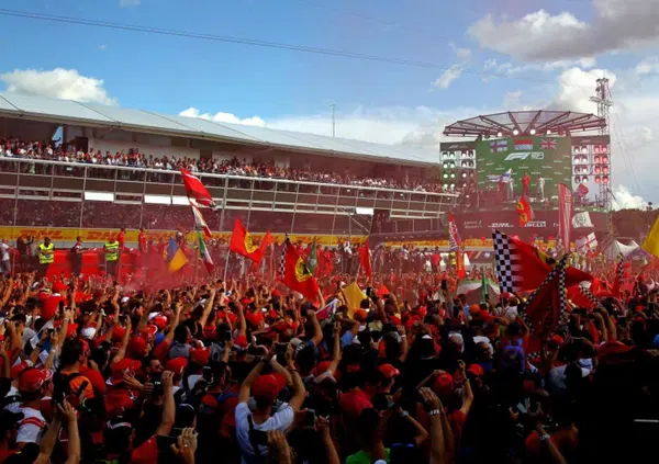 Selvaggia Lucarelli si d&agrave; alla Formula 1 e critica Monza: &ldquo;Organizzazione disastrosa, zero rispetto per i disabili e situazione fuori controllo"