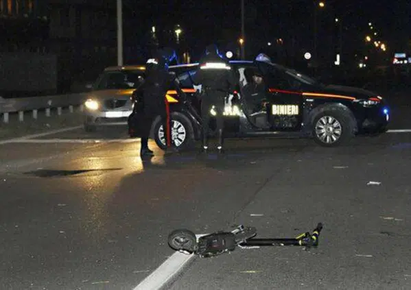 25enne in monopattino travolto e ucciso da un'auto: conducente positivo all'alcol test