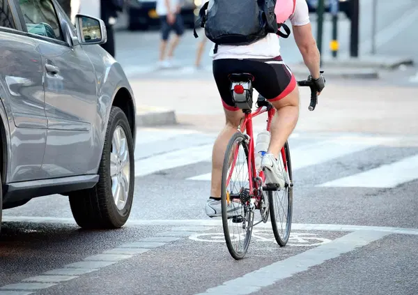 [VIDEO] Automobilista bloccato dai ciclisti e preso a sputi e pugni: ecco dov'&egrave; successo 