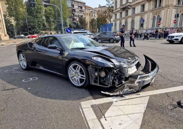 Scontro tra una Ferrari e un'auto della polizia che si ribalta: ecco cosa &egrave; successo