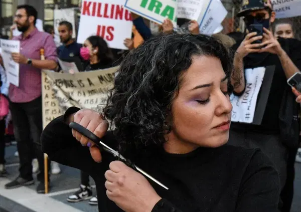 Iniziativa della Triennale per le donne in Iran. "Ma l'ho inventata io e nessuno mi ha detto niente": intervista alla vera ideatrice