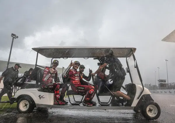 Cari ultras di Valentino Rossi, il Doc non vi ha insegnato niente? Questa MotoGP non si vedeva dal 2015