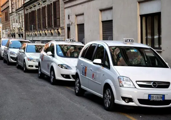 Presidente di un'associazione disabili rifiutato da un tassista: costretto a scendere perch&eacute; in sedia a rotelle