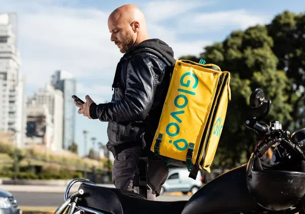 Muore un altro rider investito da un'auto, ma il Pd, che difendeva la categoria, dove sta? 