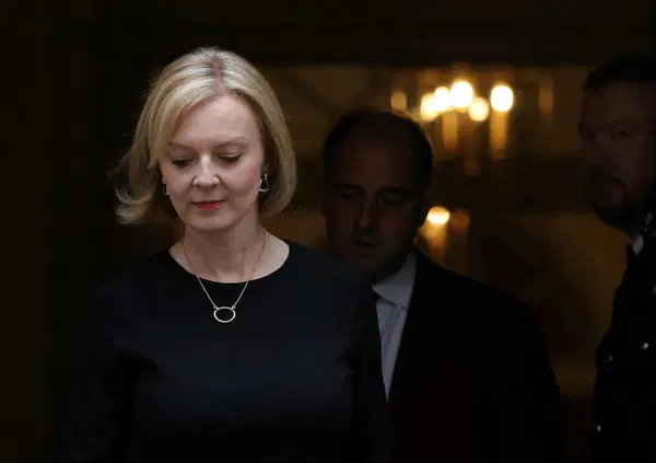 Niente taglio delle tasse ai ricchi inglesi evita la &ldquo;guerra civile&rdquo;. La Meloni &egrave; avvertita sul reddito di cittadinanza? 