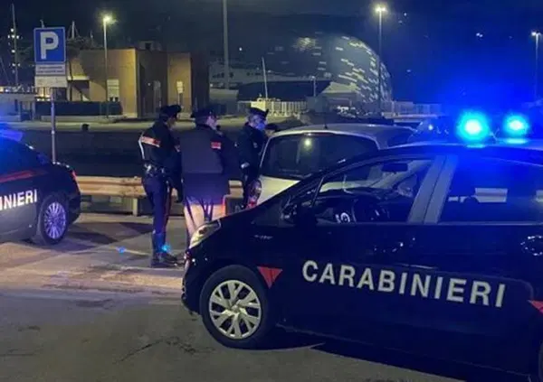[VIDEO] Carabiniere ubriaco causa un incidente. I passanti: "Lei ammazza la gente"
