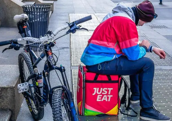 Morti sul lavoro o schiavit&ugrave; dell'algoritmo? Una modesta proposta contro tragedie come quella del rider ucciso da un Suv