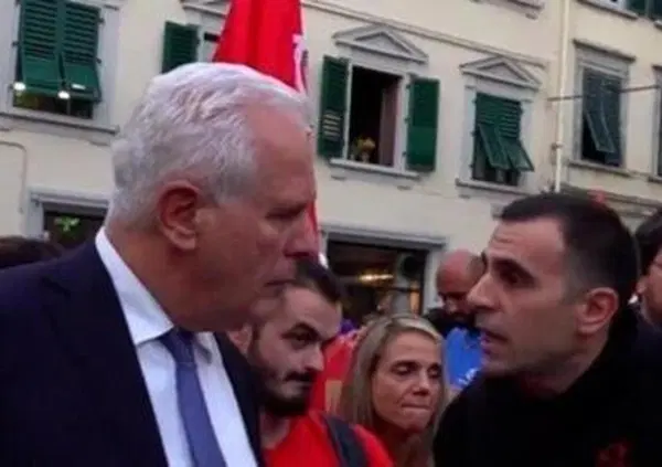 Contestato il governatore della Toscana dopo la morte del giovane rider: "Il Pd &egrave; uguale alla Meloni"