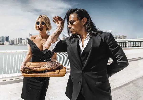 Dopo Briatore e Tesla, Parodi affonda Salt Bae e gli italiani col Suv a rate che ci vogliono andare: &ldquo;Vende bistecche a 1.700 euro a dei&hellip;&rdquo; [VIDEO]