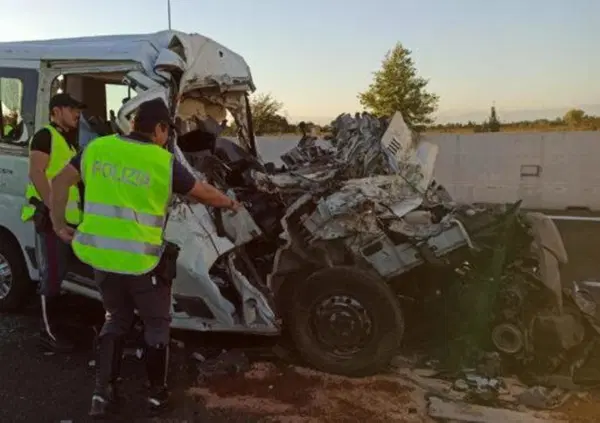 [VIDEO] Scontro tra pulmino dei disabili e un tir: strage lungo l'A4