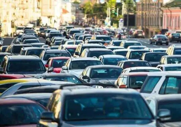 Italiani sempre pi&ugrave; dipendenti dalle auto: ogni mille abitanti 663 veicoli