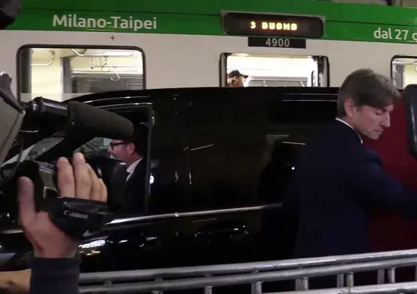 L'auto con a bordo Sophia Loren sale sul marciapiede: un tram le bloccava la strada