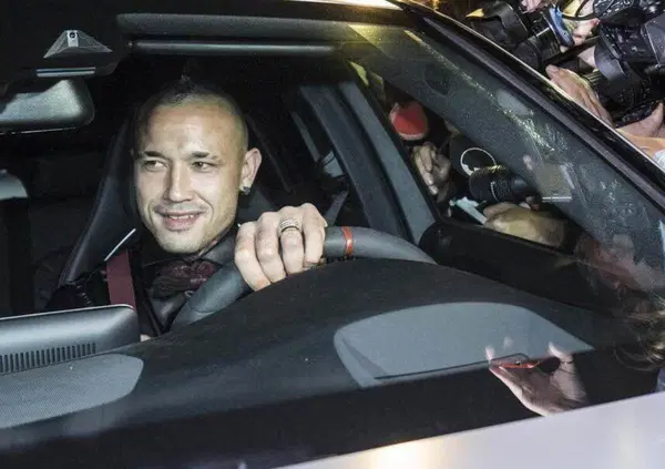 Nainggolan in Mercedes ma... dov'&egrave; la patente? Interviene la polizia