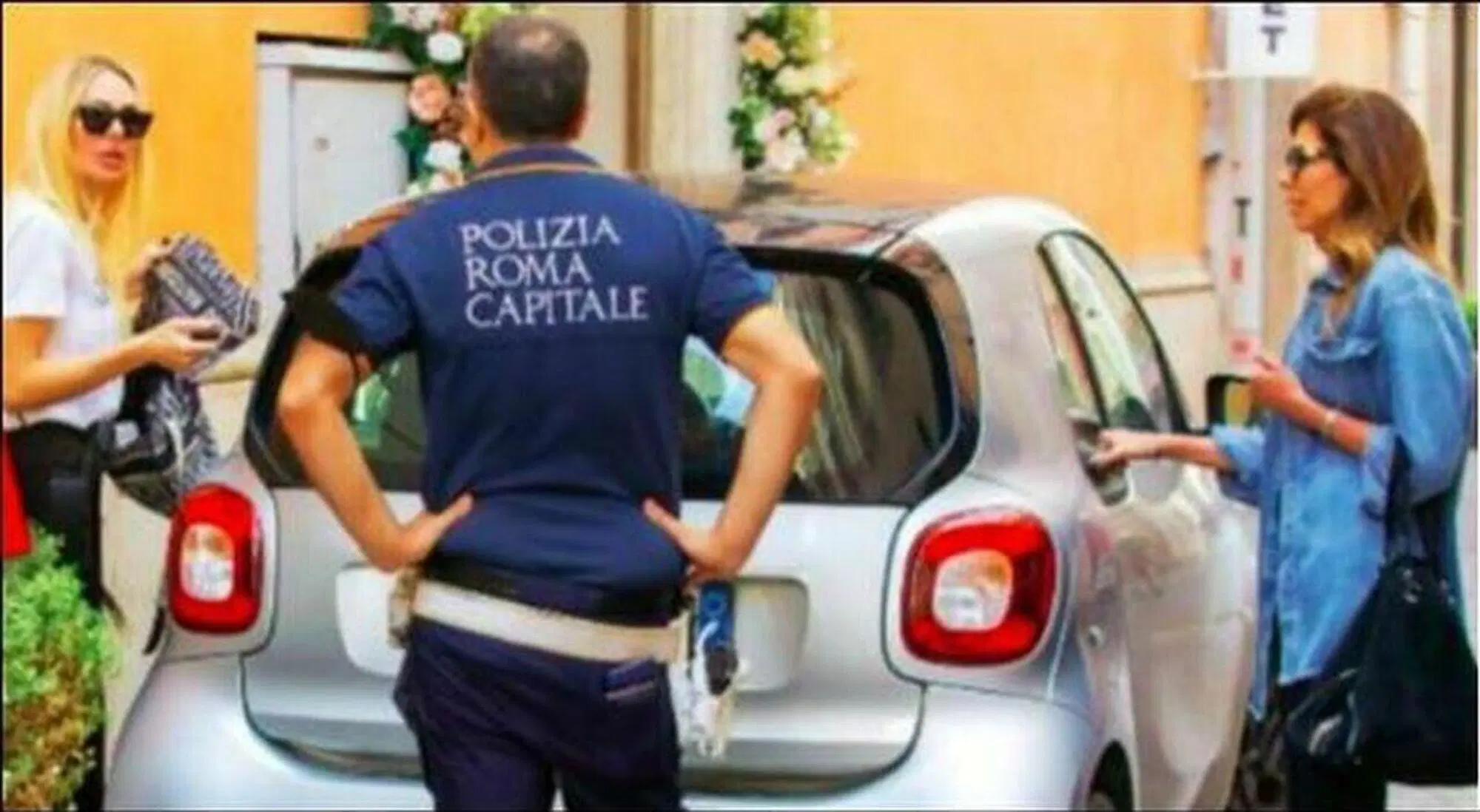 20221013 112929311 6708Ilary Blasi mentre discute con i vigili per la smart in divieto di sosta