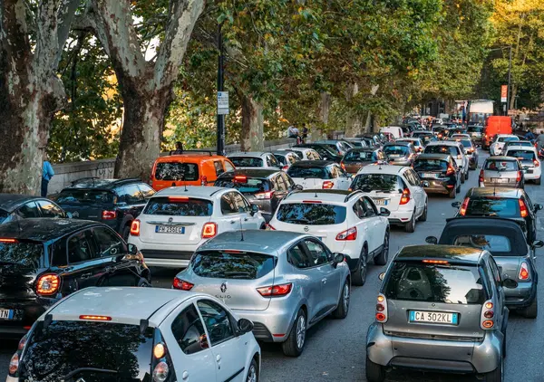 Altro che mobilit&agrave; sostenibile: ecco perch&eacute; in 5 anni l'utilizzo dell'auto privata &egrave; aumentato del 10%