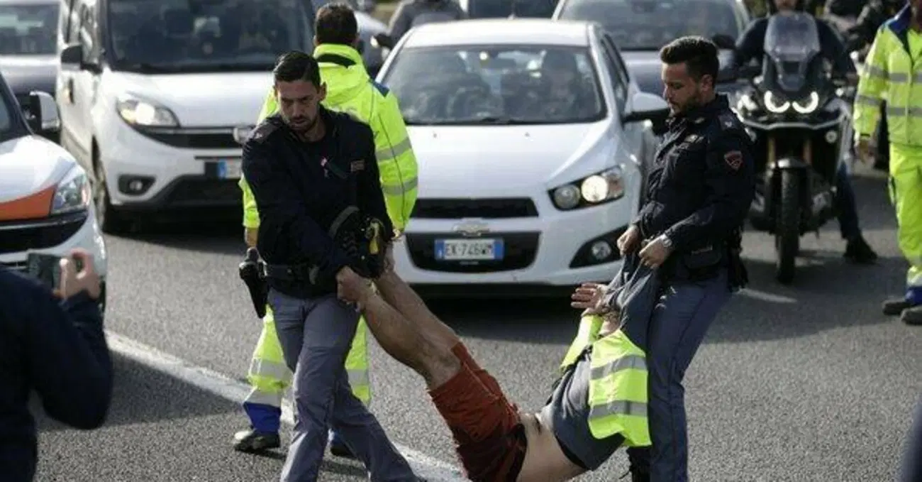 Sono tornati gli attivisti ambientalisti che bloccano il traffico: Ultima Generazione di incubi per gli automobilisti
