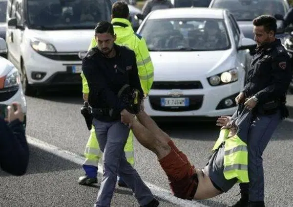 Sono tornati gli attivisti ambientalisti che bloccano il traffico: Ultima Generazione di incubi per gli automobilisti